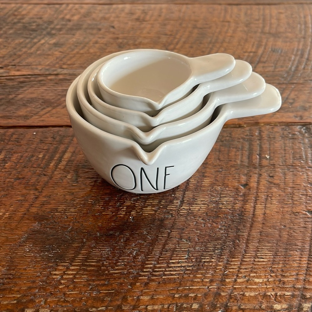 NWOT Rae Dunn measuring cups